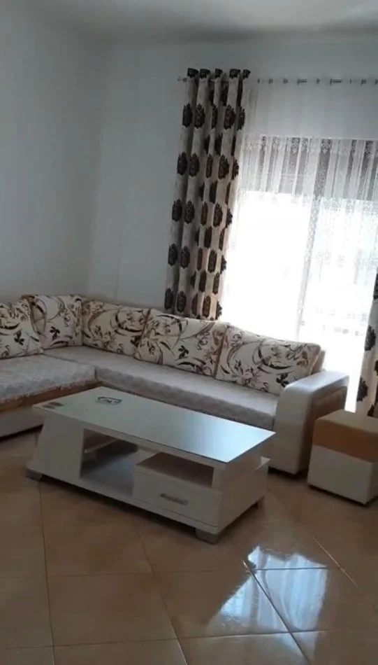 Tirane, jepet me qera apartament 2+1+Ballkon Kati 2, 90 m² 400 € (Frigoriferi)