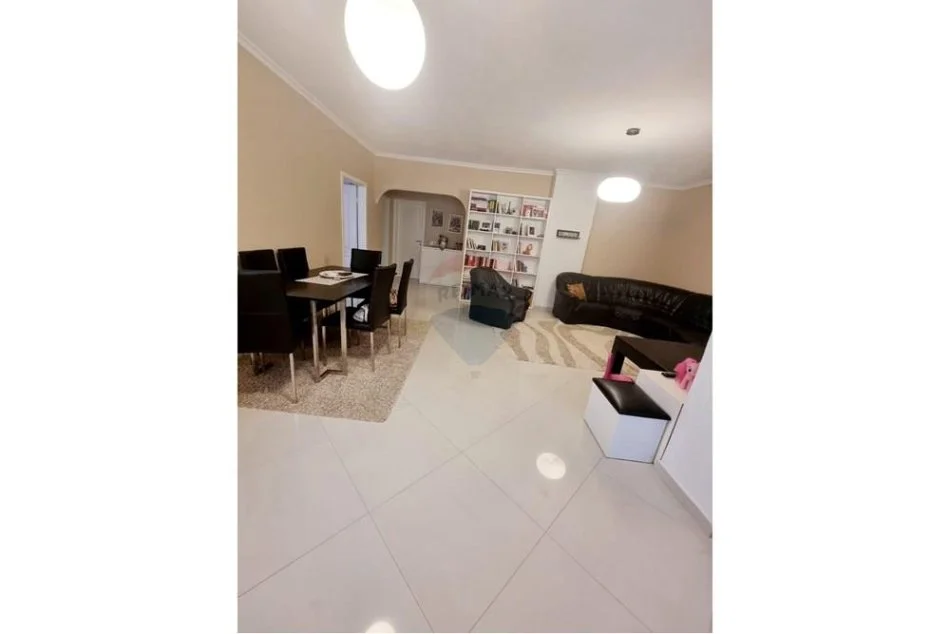 Tirane, jepet me qera apartament 3+1 Kati 3, 134 m² 800 € (Rruga e Kavajes)