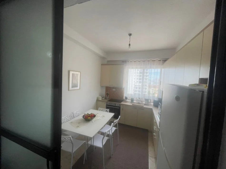 Tirane, jepet me qera apartament 3+1+Ballkon Kati 4, 130 m² 700 € (Rruga Bardhyl)