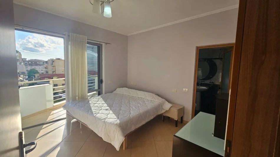 Tirane, jepet me qera apartament 2+1+Ballkon Kati 2, 106 m² 450 € 