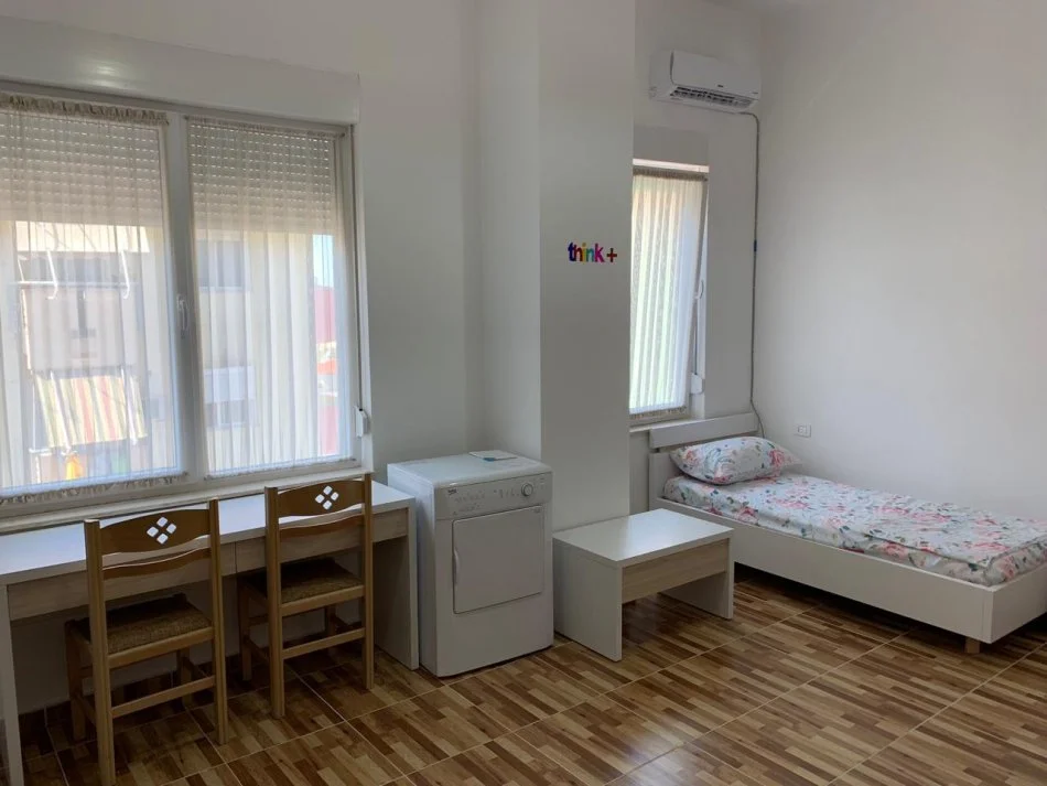 Tirane, jepet me qera apartament 1+1 Kati 6, 40 m² 300 € (Laprakë)