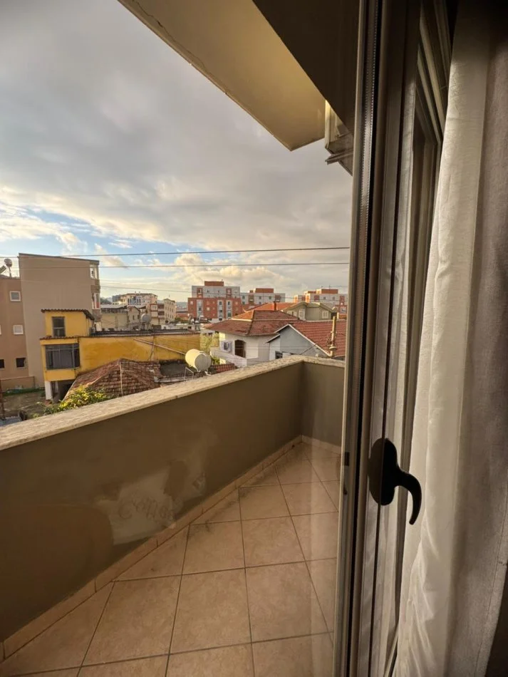 Tirane, jepet me qera apartament 1+1+Ballkon Kati 3, 60 m² 400 € (afer Shkolles Marin Barleti)