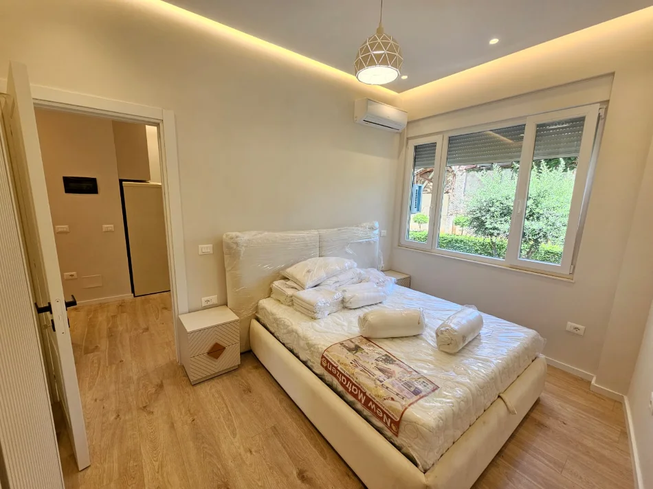 Tirane, jepet me qera apartament 1+1+Ballkon Kati 1, 55 m² 670 € (QENDER)