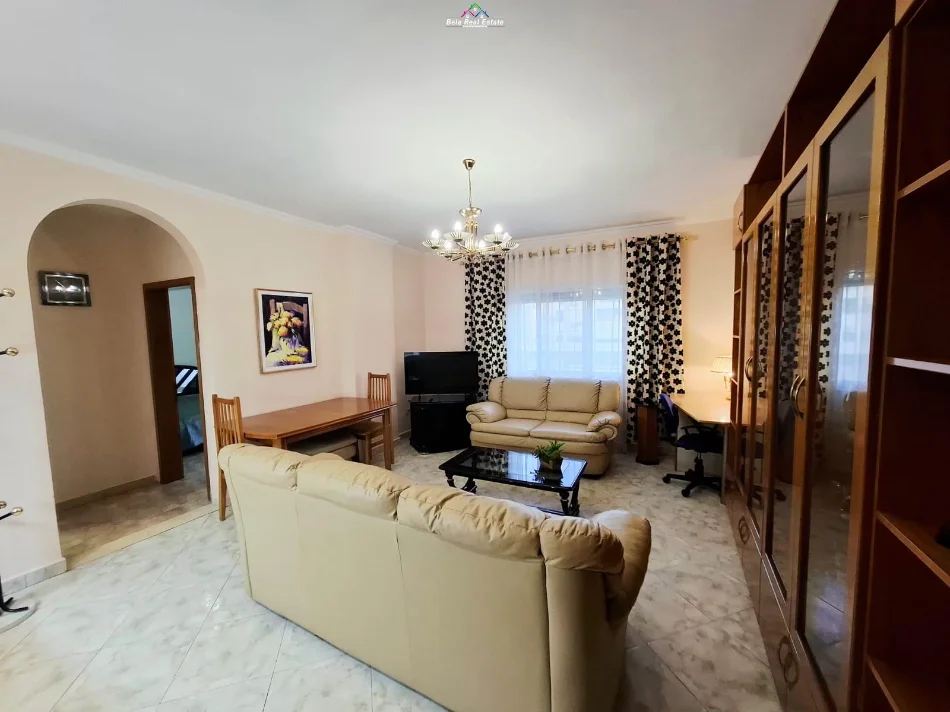 Tirane, jepet me qera apartament 1+1 Kati 3, 65 m² 520 € (komuna e parisit)
