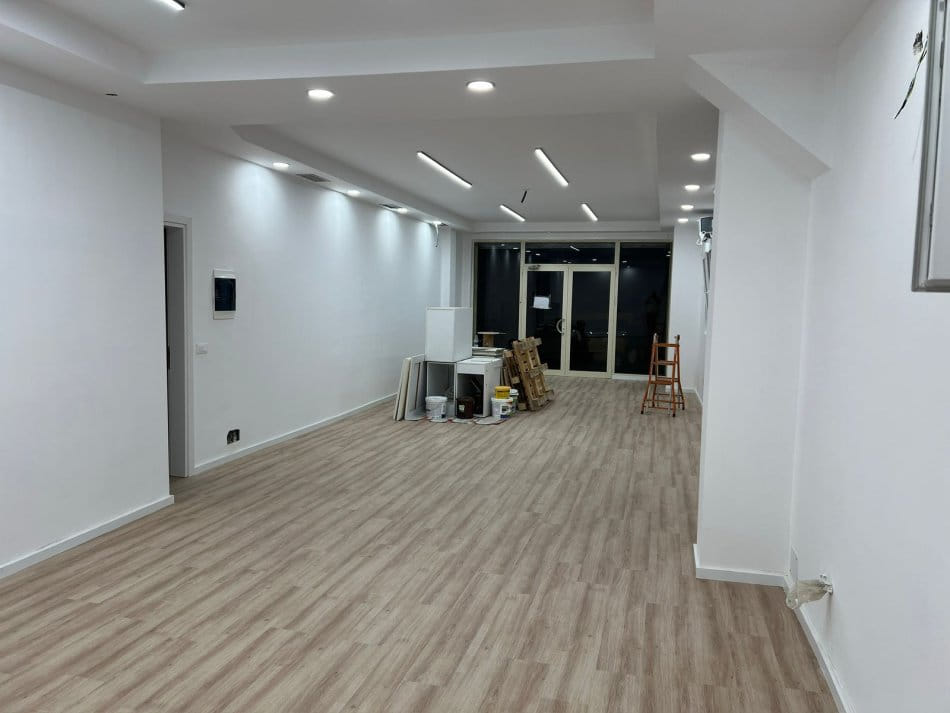 Tirane, jepet me qera dyqan Kati 0, 75 m² 800 € (brryli)