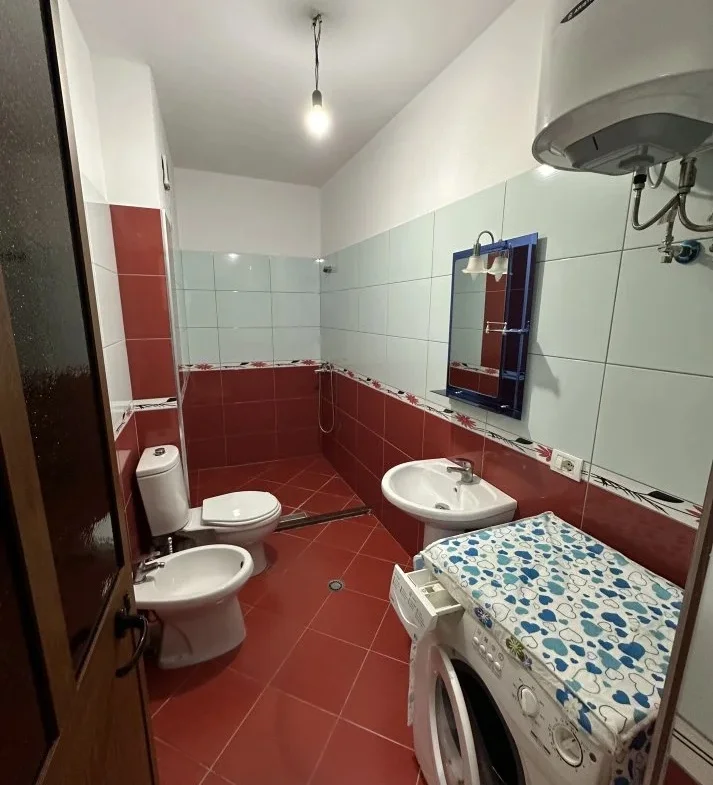 Tirane, jepet me qera apartament 2+1 Kati 2, 100 m² 620 € (loni ligori)