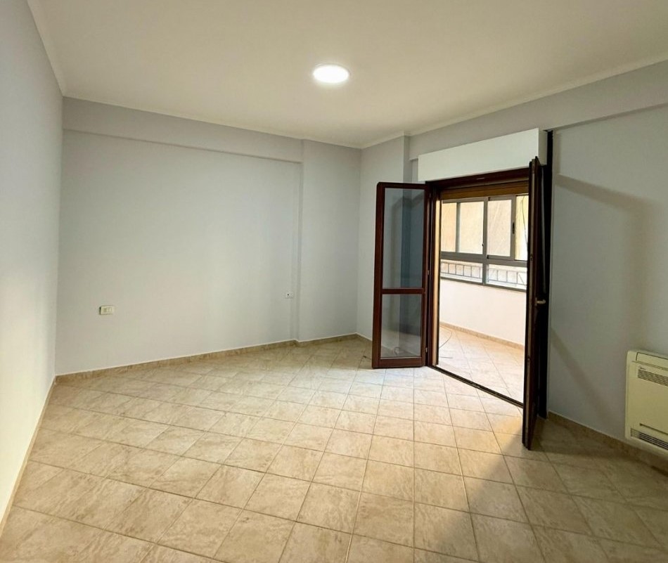 Tirane, shitet apartament 3+1 Kati 1, 145 m² 295.000 € (Komuna e Parisit, Tiranë, TT 1909)