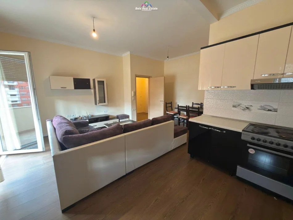 Tirane, jepet me qera apartament 1+1+Ballkon Kati 4, 71 m² 580 € (kompleksi delijorgji)