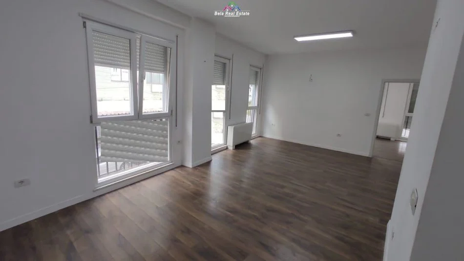 Tirane, jap me qera zyre Kati 2, 94 m² 800 € (Komuna e Parisit, Rruga Tish Dahia)