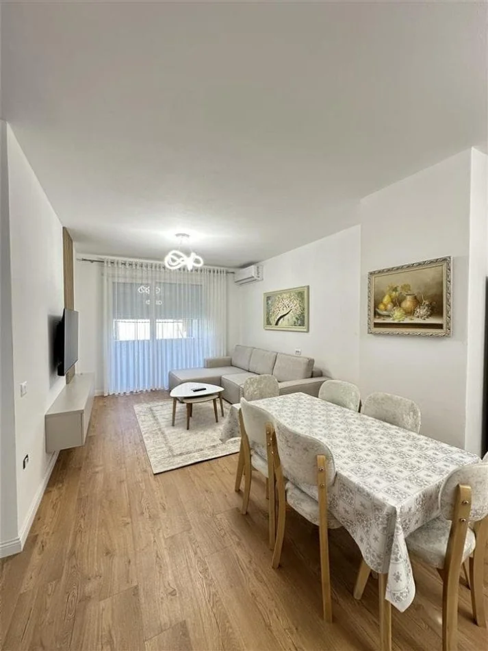 Tirane, jepet me qera apartament 2+1+Ballkon Kati 1, 100 m² 730 € (rruga e dibres)