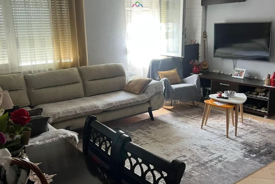 Tirane, jepet me qera apartament 2+1 Kati 7, 85 m² 480 € (kthesa kamezes)