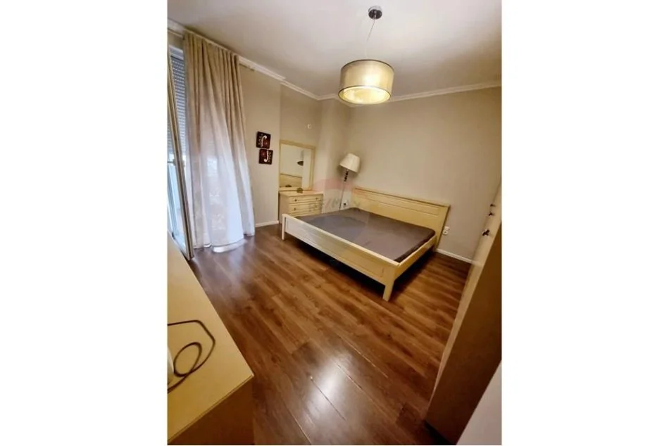 Tirane, jepet me qera apartament 3+1 Kati 3, 134 m² 800 € (Rruga e Kavajes)