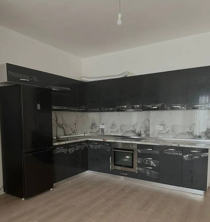 Tirane, jepet me qera apartament 2+1+Ballkon Kati 4, 104 m² 500 € (Rruga 5 Maj (Concordi))