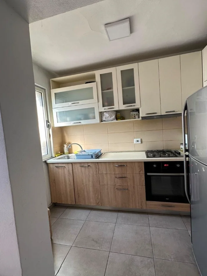 Tirane, jepet me qera apartament 2+1+Ballkon Kati 5, 80 m² 550 € (Rruga Fortuzi)