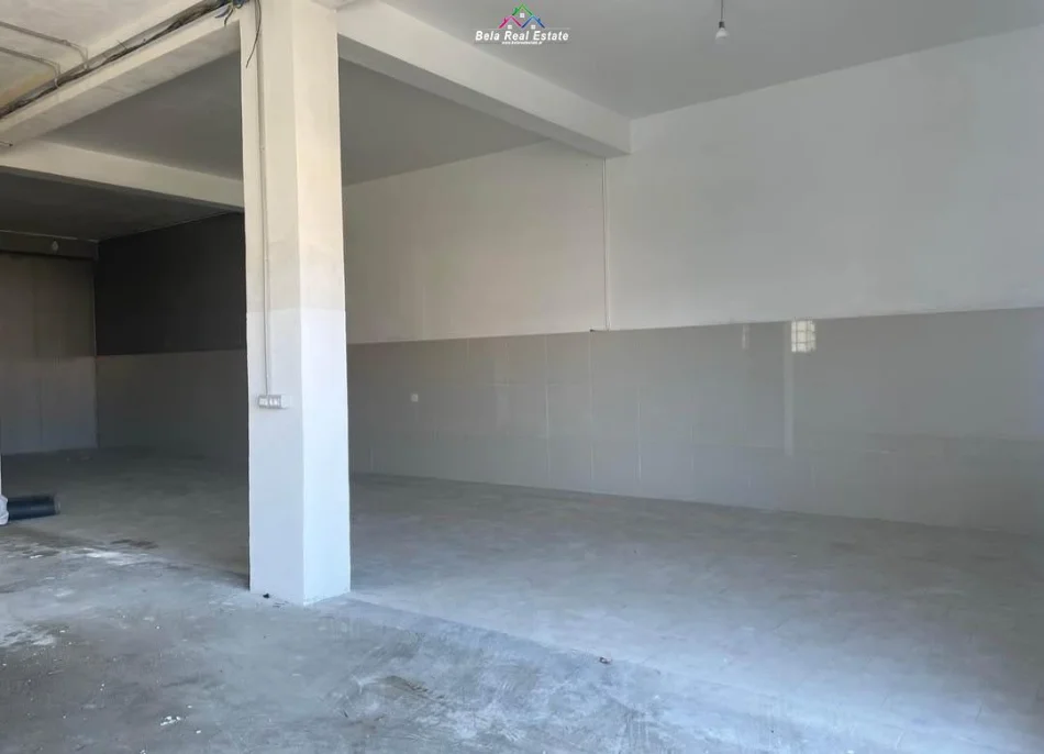 Tirane, jepet me qera magazine Kati 0, 337 m² 1.260 € (mezez)