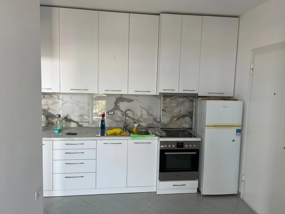 Tirane, jepet me qera apartament 1+1+Ballkon Kati 7, 45 m² 420 € (rruga e dibres)