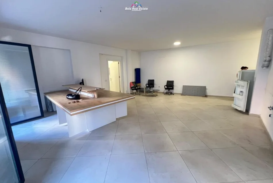 Tirane, jepet me qera zyre Kati 2, 94 m² 730 € (mine peza)