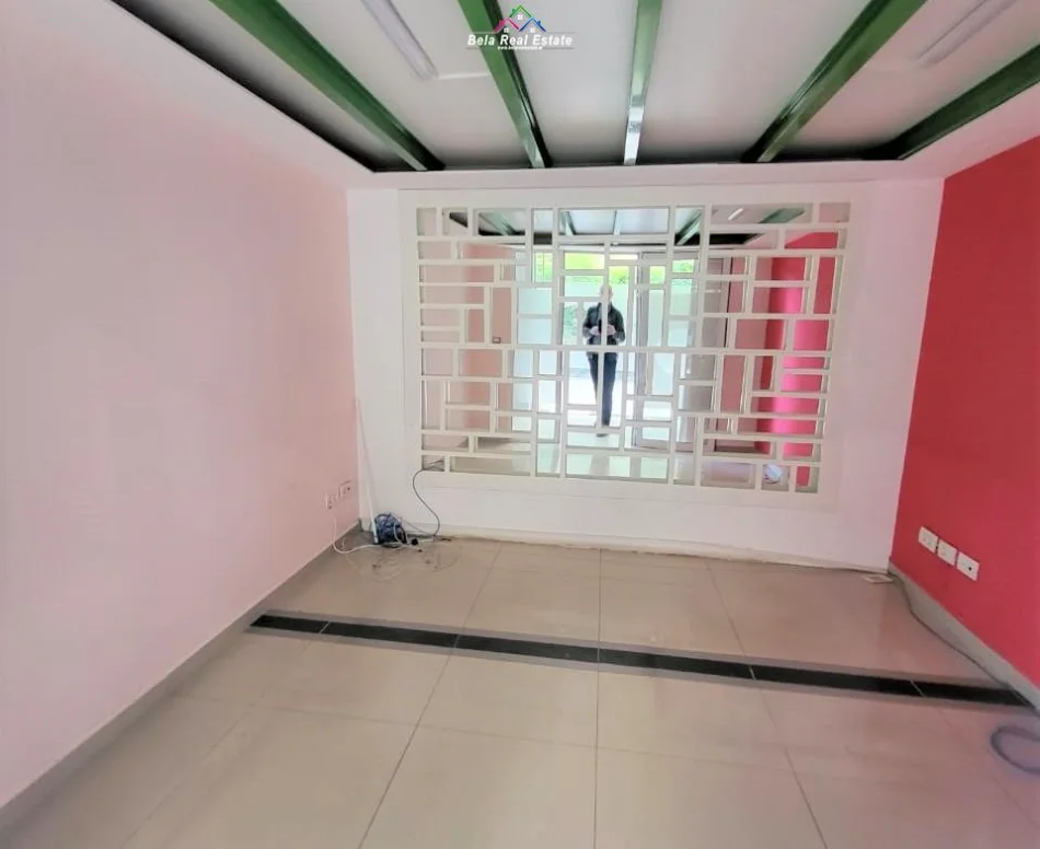 Tirane, jepet me qera zyre Kati 0, 150 m² 1.500 € (rruga e kavajes)