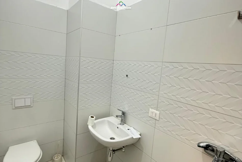 Tirane, jepet me qera zyre Kati 1, 66 m² 720 € (farmacia 10)