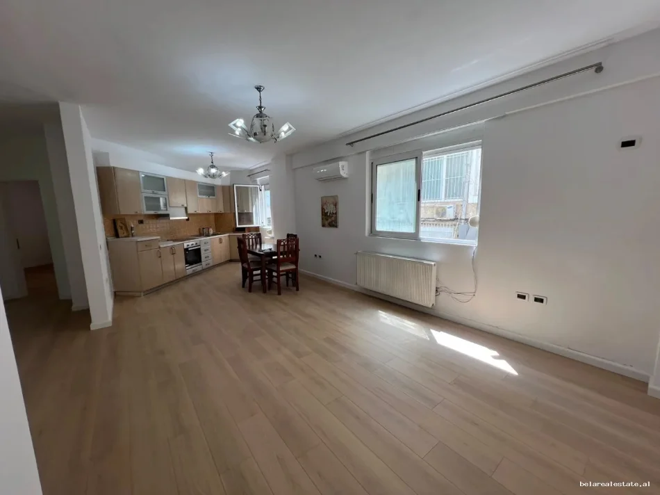 Tirane, jepet me qera zyre Kati 2, 120 m² 940 € (Rruga Lidhja e Prizerenit)
