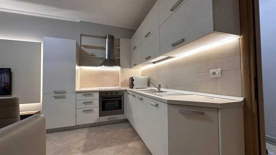 Tirane, jepet me qera apartament 2+1+Ballkon Kati 4, 88 m² 750 € (Rruga Kongresi i Manastirit, prane Pediatrise)