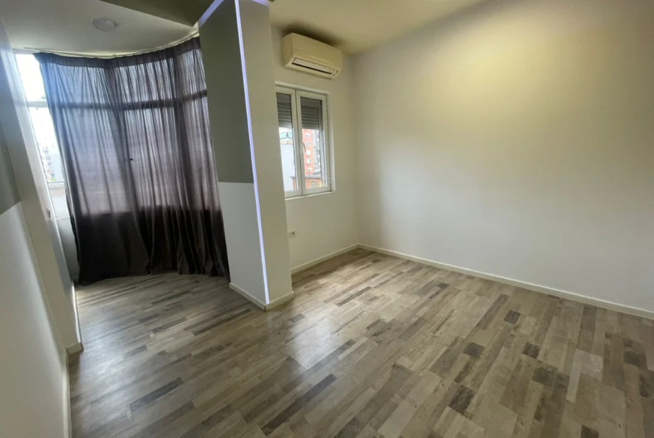 Tirane, jepet me qera zyre Kati 4, 110 m² 1.470 € (sheshi willson)