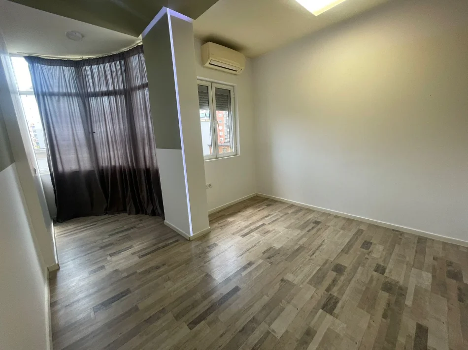 Tirane, jepet me qera zyre Kati 4, 110 m² 1.470 € (Sheshi Willson)