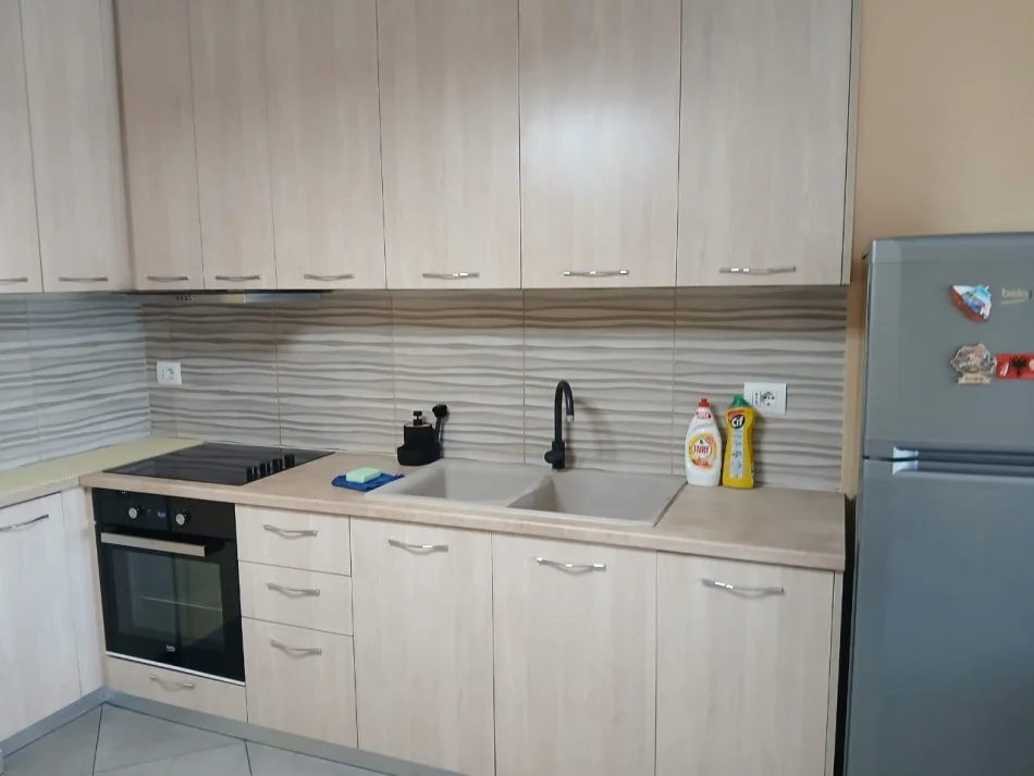 Tirane, jepet me qera apartament 1+1+Ballkon Kati 5, 75 m² 600 € (Kompleksi Panorama. prane SPAK)
