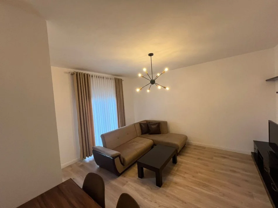 Tirane, jepet me qera apartament 2+1+Ballkon Kati 2, 105 m² 650 € (Rruga Bardhyl, prane shkolles Kongresi i Lushnjes)