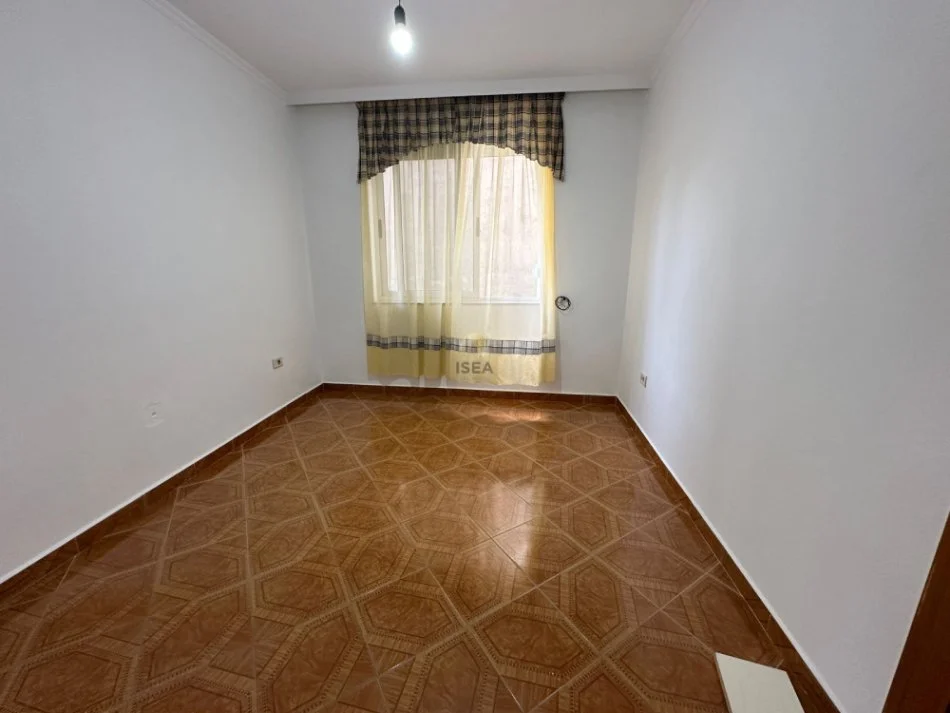 Tirane, jepet me qera zyre Kati 3, 85 m² 900 € (Rruga Myslym Shyri (Zy4020676))