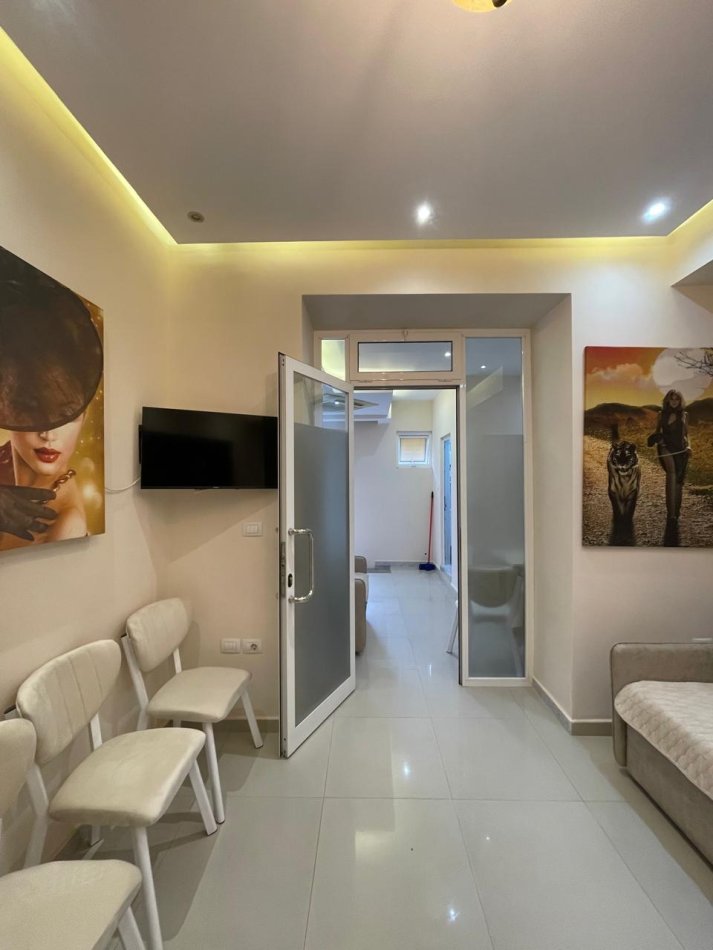 Tirane, jepet me qera apartament 1+1+Ballkon Kati 1, 65 m² 700 € (rruga e durresit)