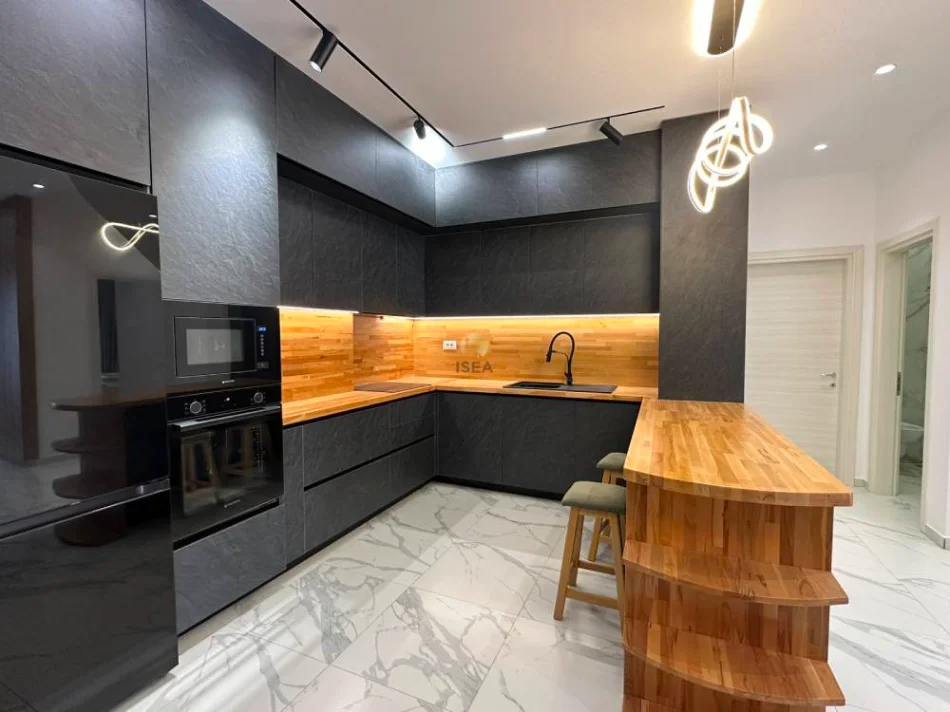 Tirane, jepet me qera apartament 2+1+Aneks+Ballkon Kati 5, 113 m² 500 € (Kamez prane Bar Oslo)