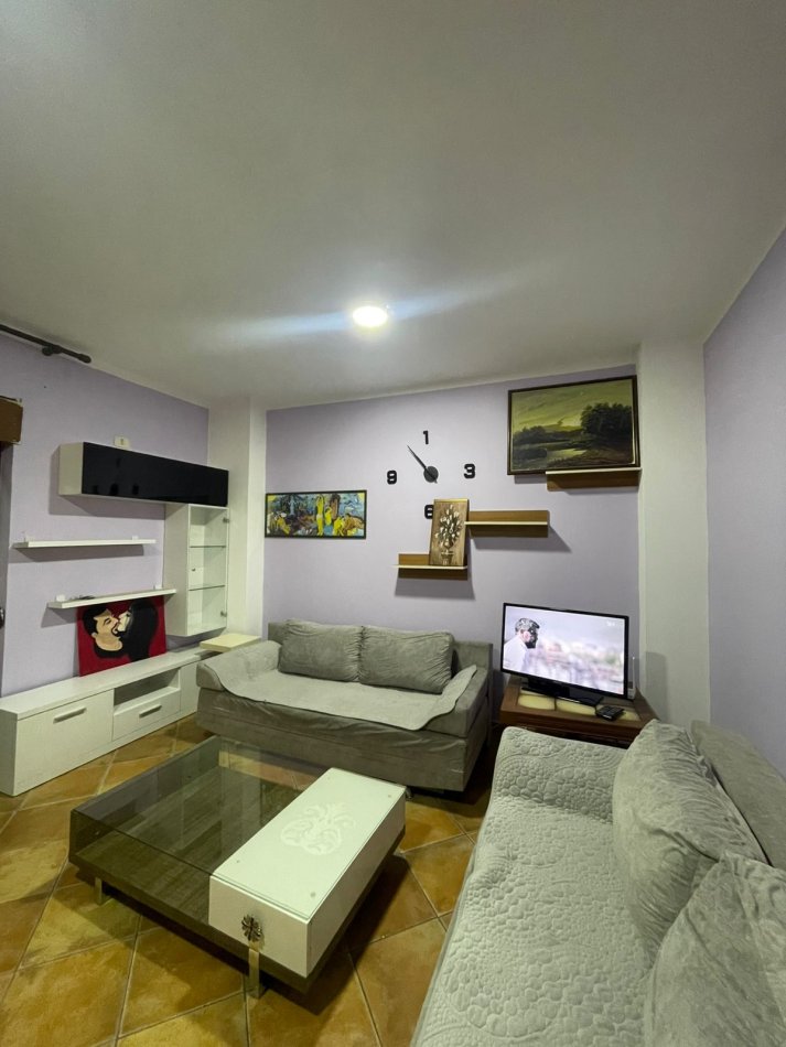 Tirane, jepet me qera apartament 1+1+Ballkon Kati 3, 65 m² 600 € (RRUGA E DURRESIT)
