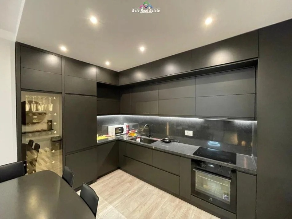 Tirane, jepet me qera apartament 2+1+Ballkon Kati 4, 95 m² 700 € (Porcelan, prane UET)