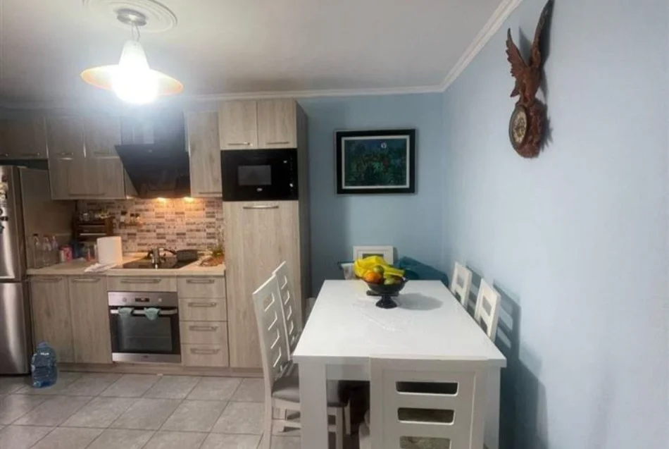 Tirane, jepet me qera apartament 2+1 Kati 5, 82 m² 630 € (mine peza)