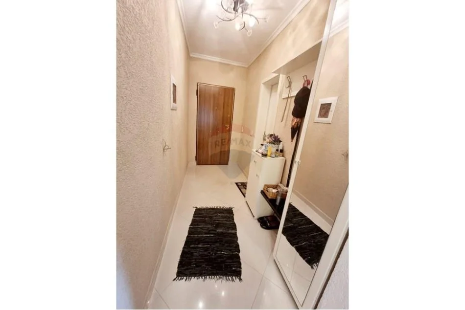 Tirane, jepet me qera apartament 3+1 Kati 3, 134 m² 800 € (Rruga e Kavajes)