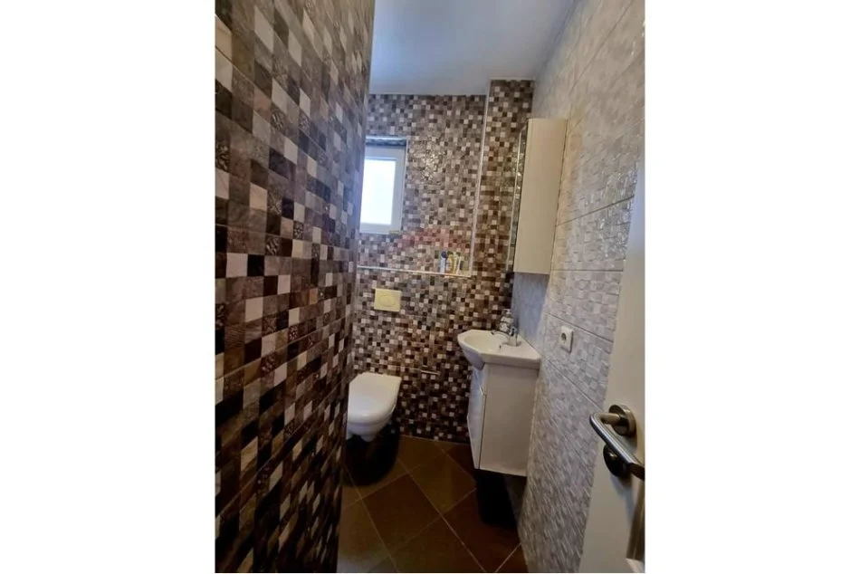 Tirane, jepet me qera apartament 3+1 Kati 3, 134 m² 800 € (Rruga e Kavajes)