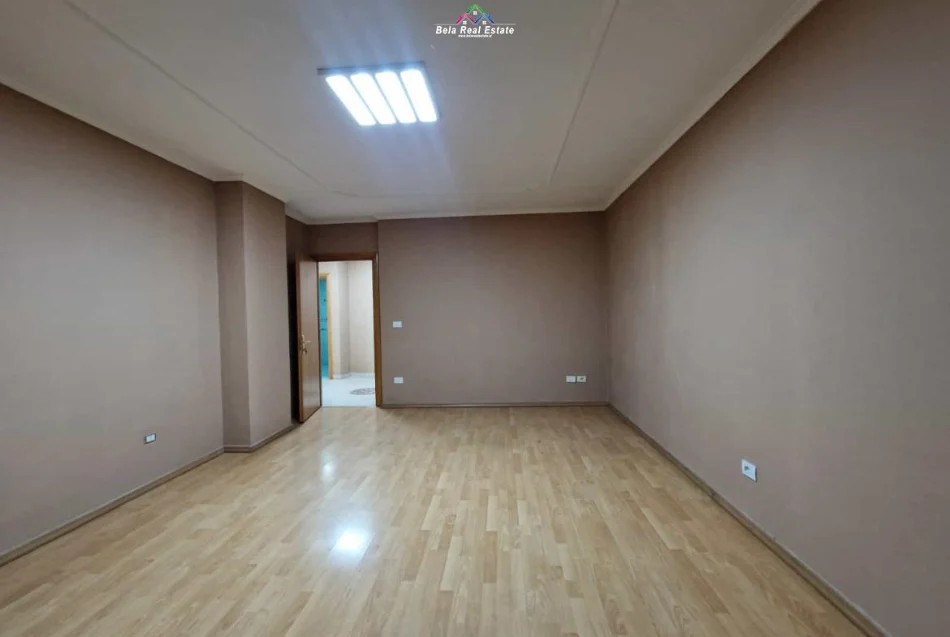Tirane, jepet me qera zyre Kati 3, 160 m² 1.270 € (qender)