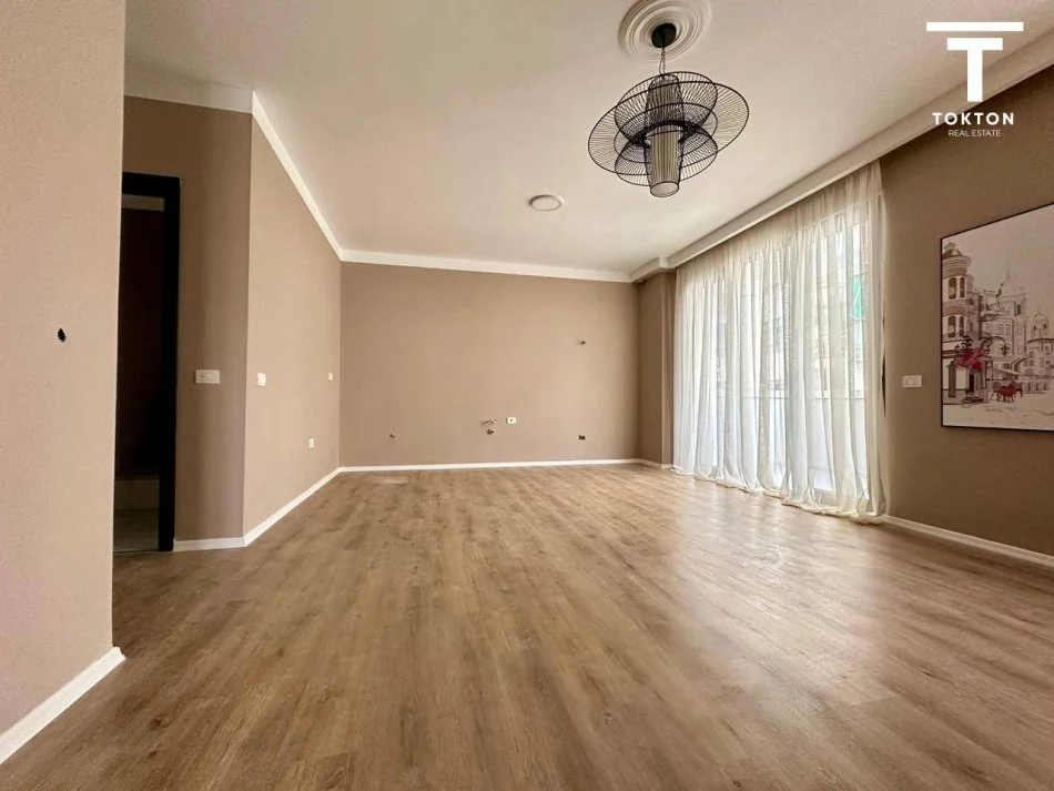 Tirane, shitet 2+1 Kati 2, (21 dhjetori)