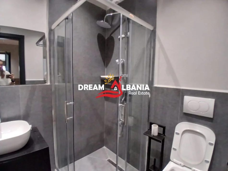 Tirane, jepet me qera apartament 1+1 , 58 m² 700 € (ne Myslym Shyr prane Drejtorise se Policise)
