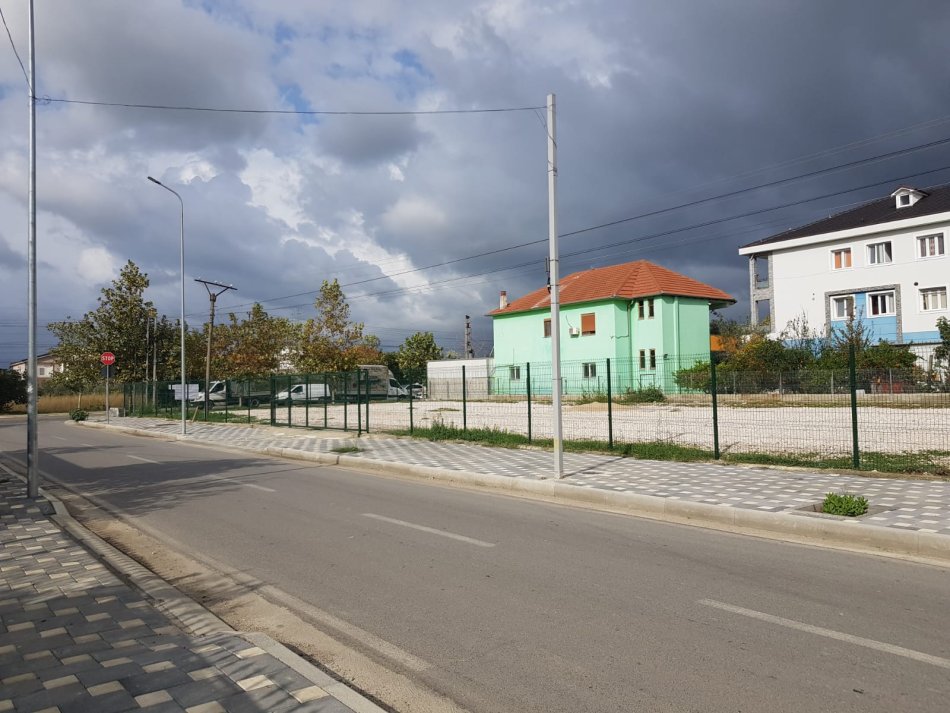 Tirane, jepet me qera toke , 1.200 m² (rruga albanet, Valias)