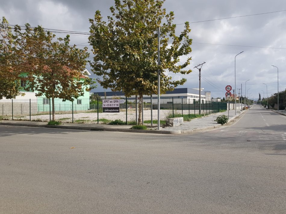 Tirane, jepet me qera toke , 1.200 m² (rruga albanet, Valias)