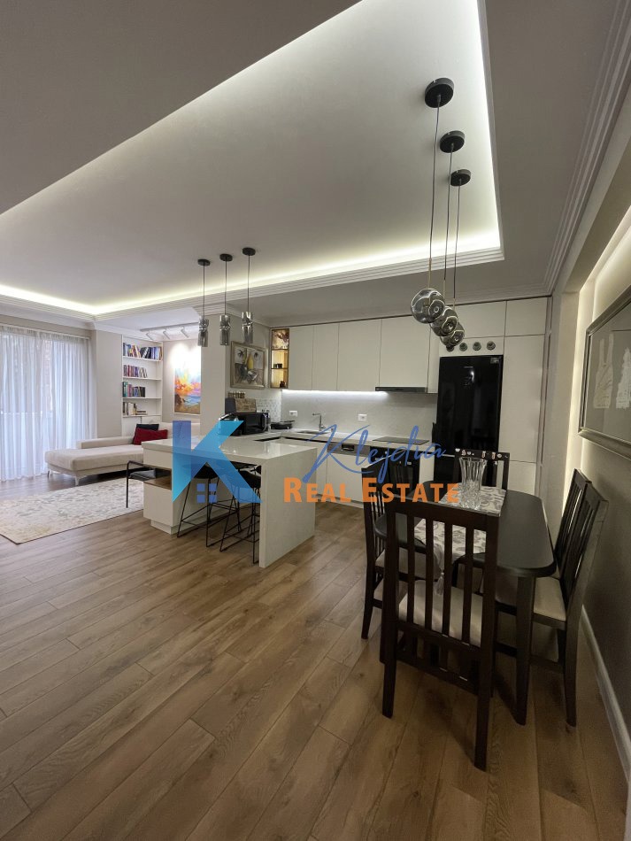 Tirane, jepet me qera apartament 2+1 Kati 2, 83 m² 750 € (Brryli, afer shkolles Niket Dardani)