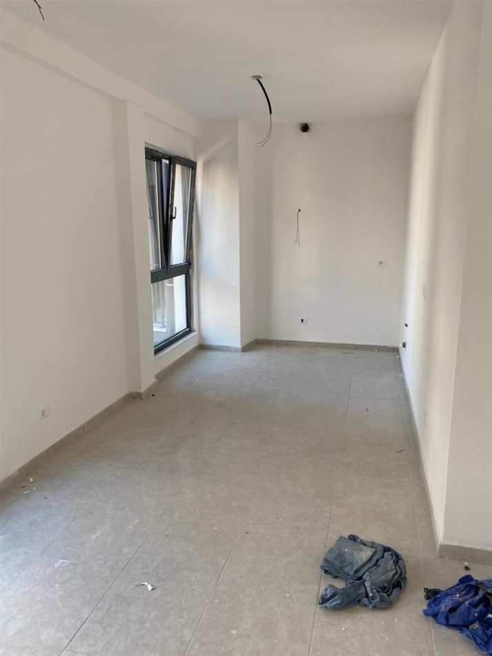 Tirane, jap me qera zyre Kati 3, 89 m² (prane Pazarit te Ri)