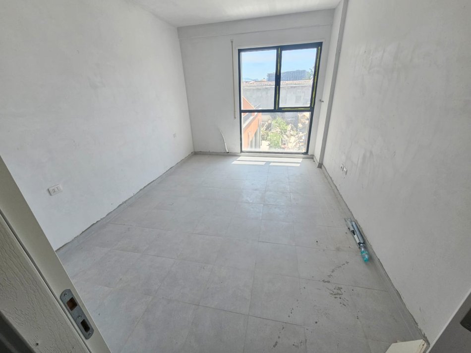 Tirane, jepet me qera zyre Kati 2, 100 m² 550 € (asl 2)