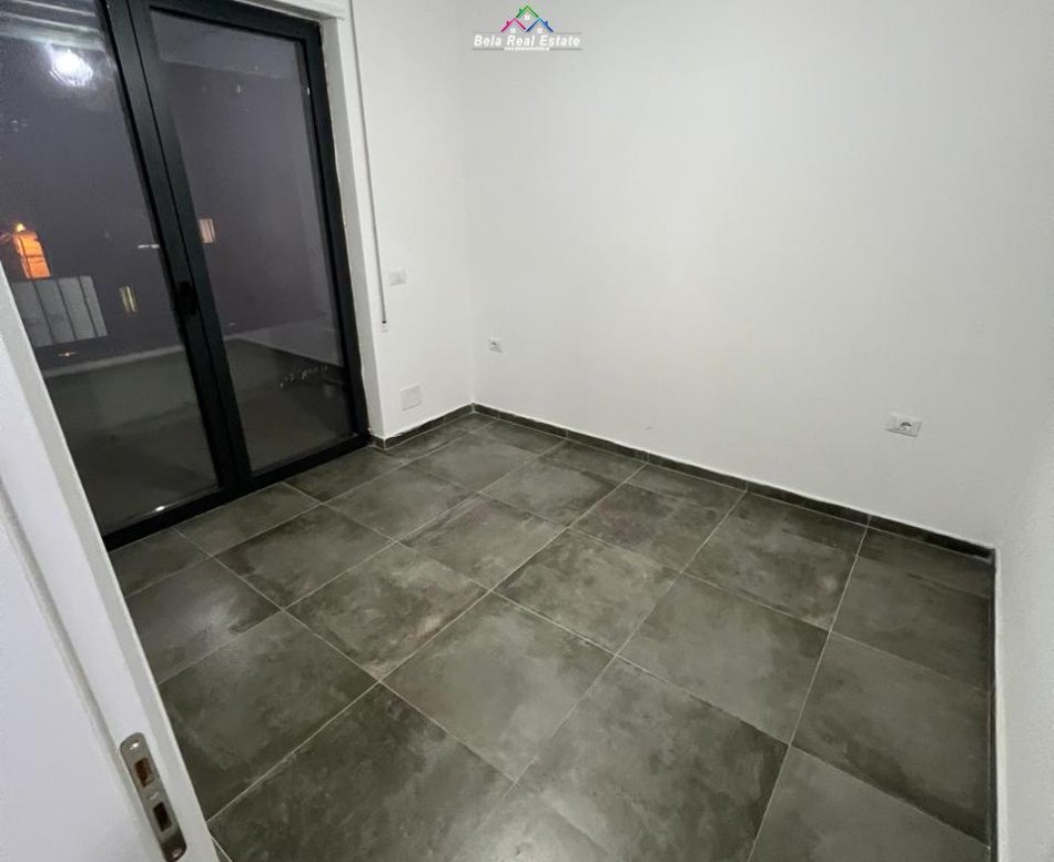 Tirane, jepet me qera zyre Kati 2, 55 m² 450 € (Rruga Karl Gega)