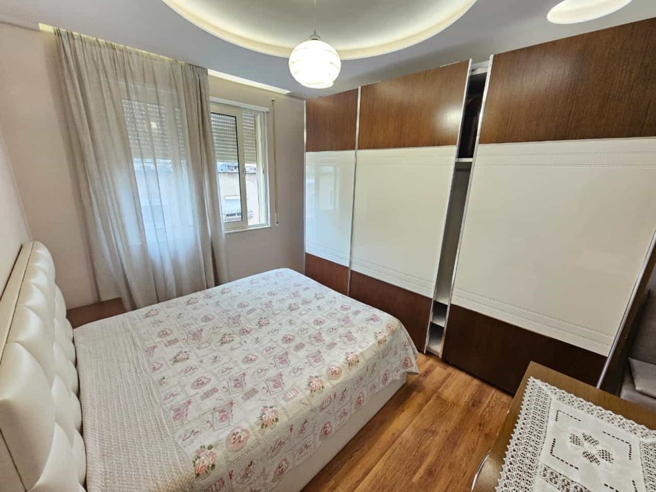 Tirane, jepet me qera apartament 1+1+Ballkon Kati 4, 74 m² 600 € (RRuga Thanas Ziko)