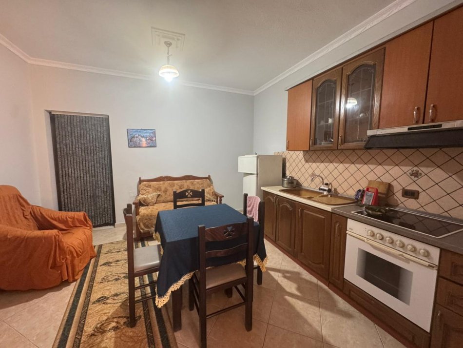 Tirane, jepet me qera apartament 1+1+Ballkon Kati 2, 65 m² 250 € (rruga osbe)