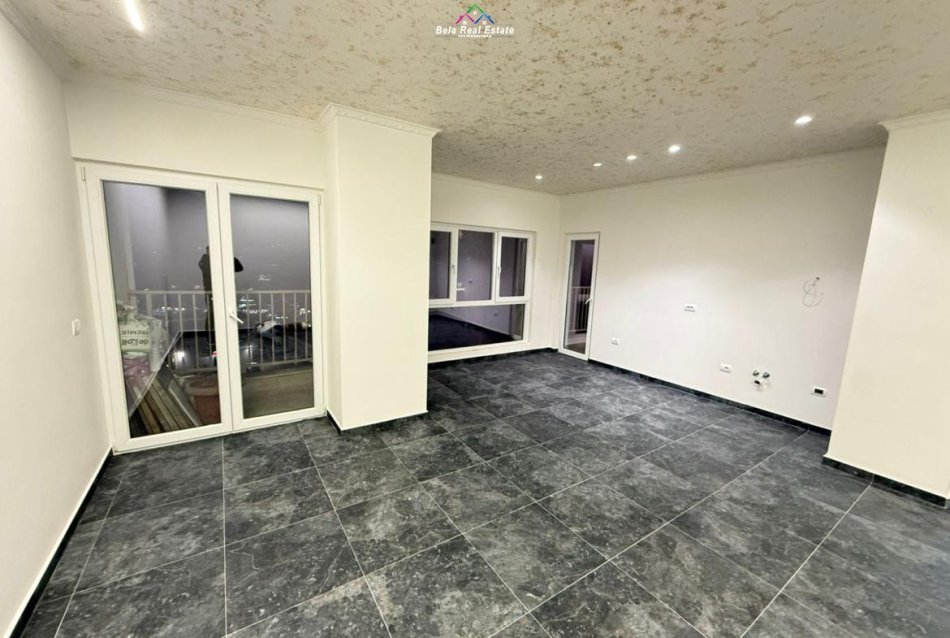 Tirane, jepet me qera zyre Kati 6, 105 m² 800 € (Rruga Hysni Gerbolli)