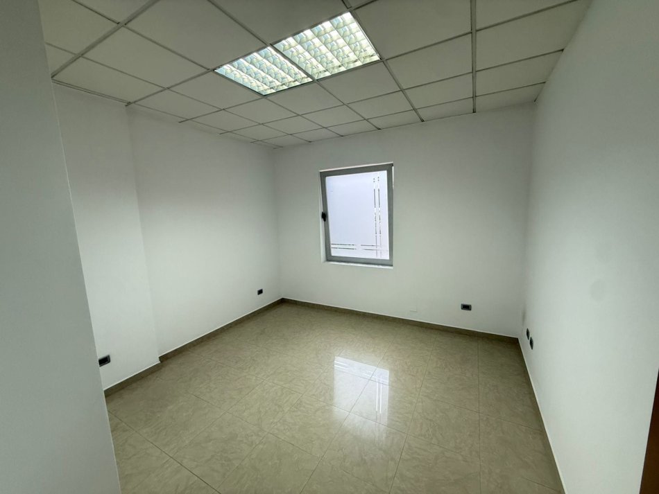 Tirane, jepet me qera zyre Kati 3, 100 m² 1000 € (Blloku)